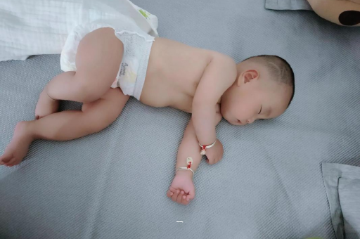 青州宝宝脸上有白色斑块 青州宝宝脸上有白色斑块